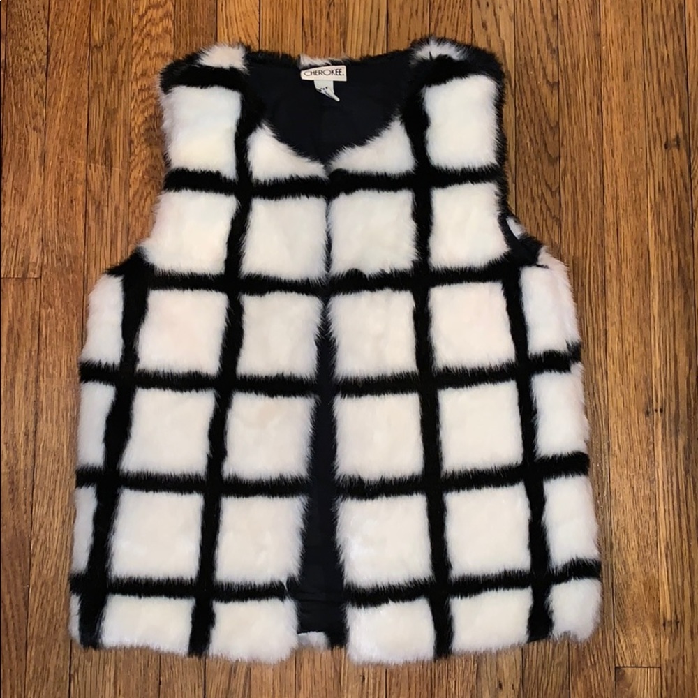 Super fashionable faux fur vest 😍😍